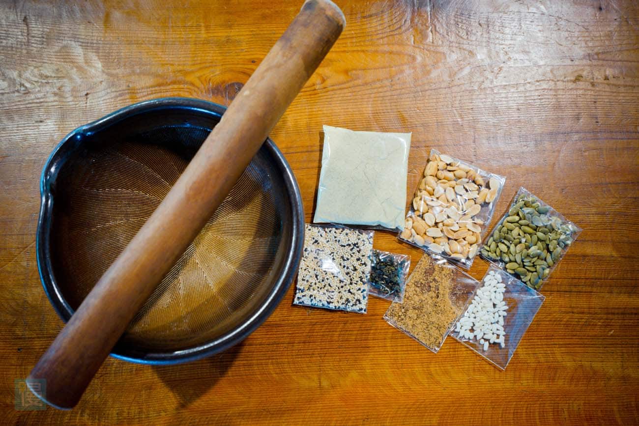 「擂茶材料包」有什麼東西吧。裡面有七種才材料，包括擂茶粉、花生、南瓜籽、炒香過的黑白芝麻、綠茶茶葉、黑糖和玄米。
